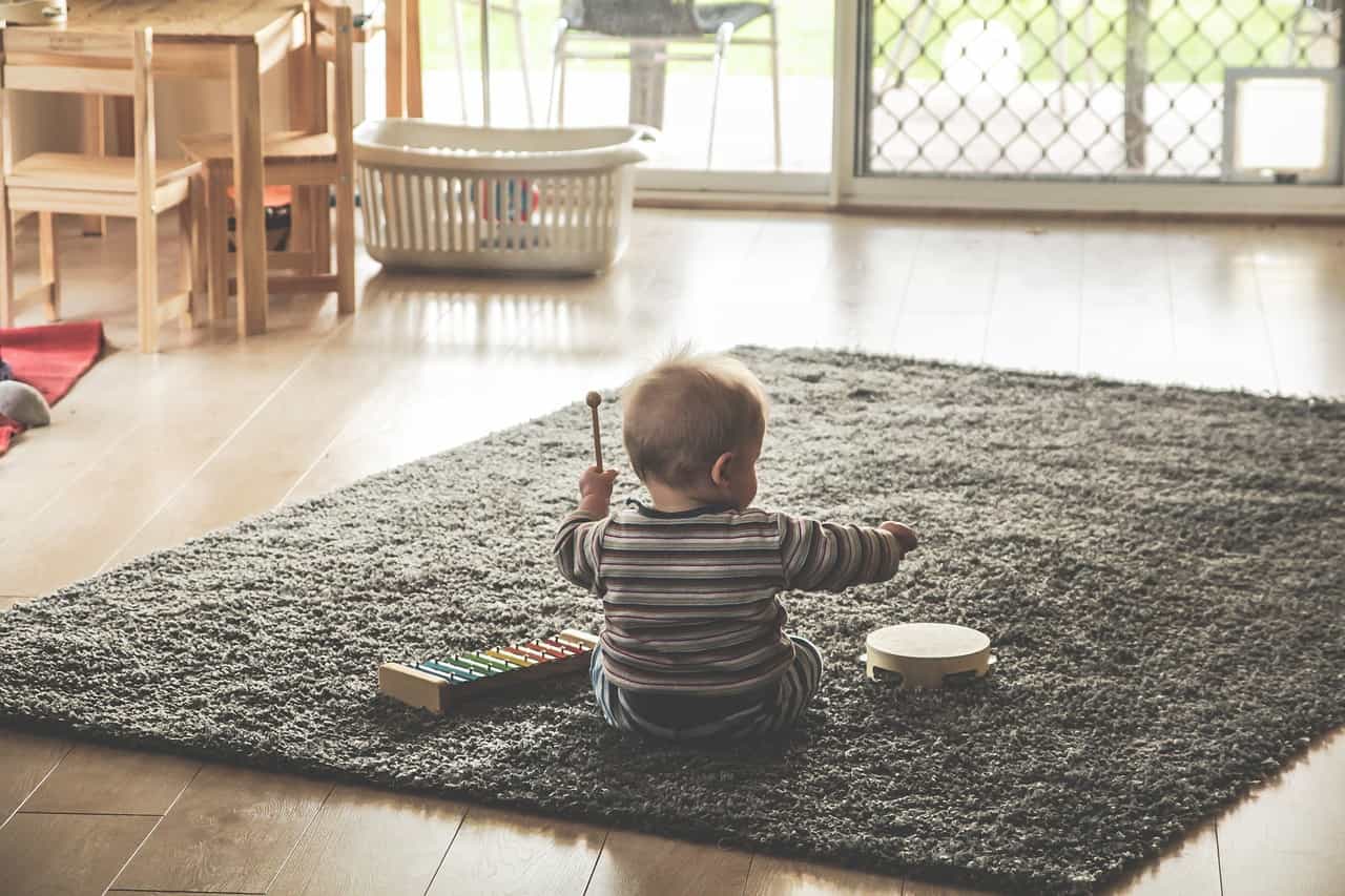 Dziecko bawi się na dywanie